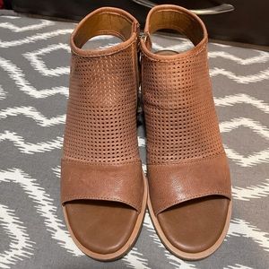 Sofft healed light brown sandals